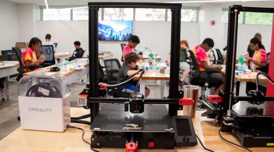 Students working in a 3D printer lab